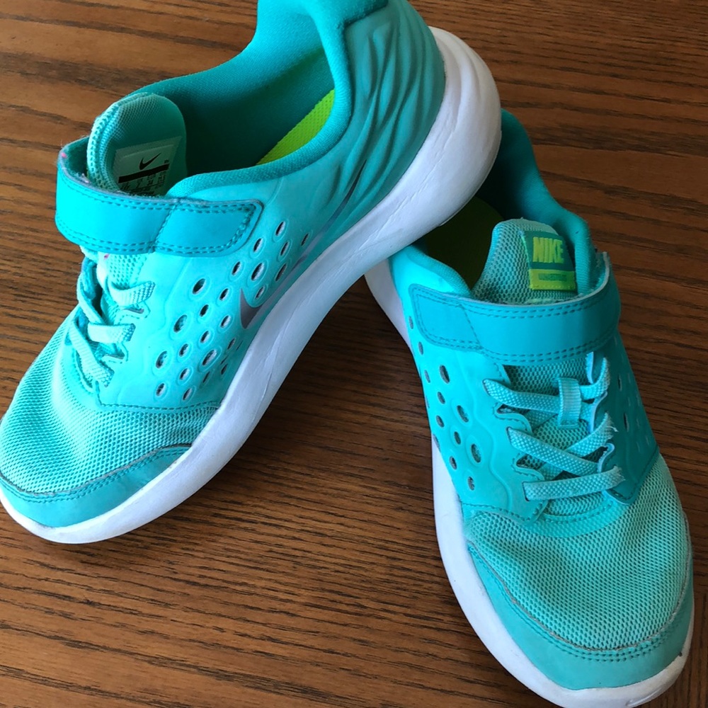Back 2 School Nike size 2.5 Girls Shoes TEAL